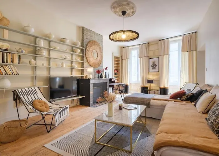 Appartement Avec Son Patio Dans Centre Historique De Bourg