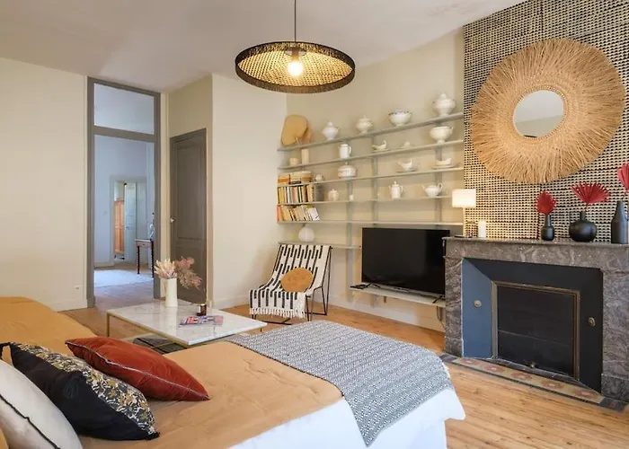 Appartement Avec Son Patio Dans Centre Historique De Bourg
